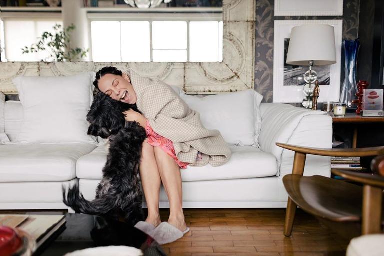 Carolina Ferraz curte frio coladinha com seu cachorrinho