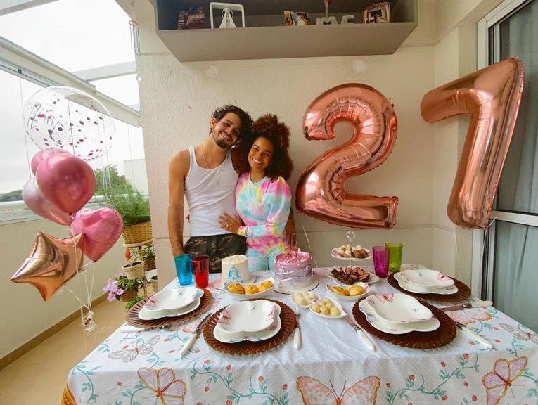 Jeniffer Nascimento celebra 27 anos com festinha em família