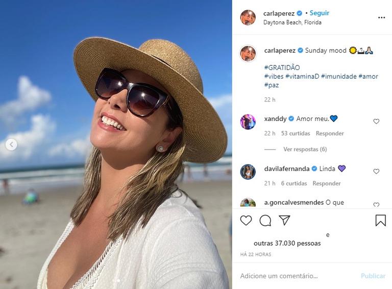 Carla Perez ostenta corpaço em dia de praia com a família
