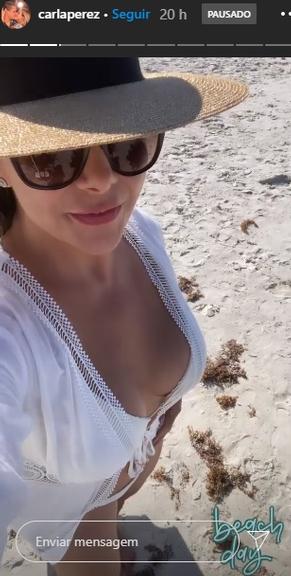 Carla Perez ostenta corpaço em dia de praia com a família