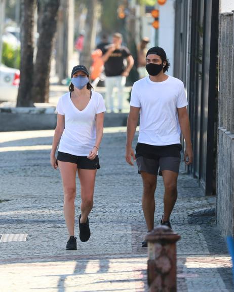 De máscara, Agatha Moreira e Rodrigo Simas são flagrados no Rio