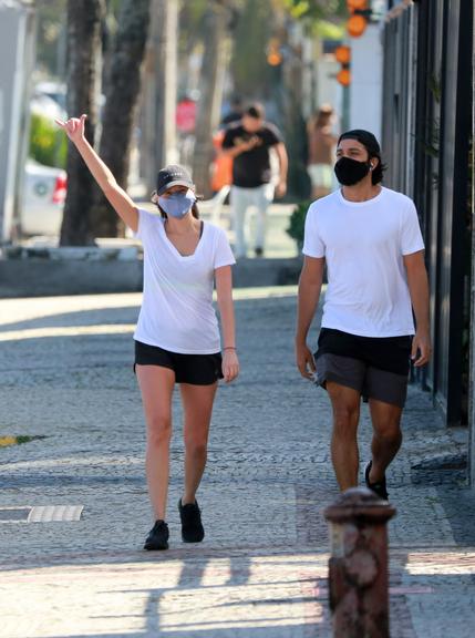 De máscara, Agatha Moreira e Rodrigo Simas são flagrados no Rio
