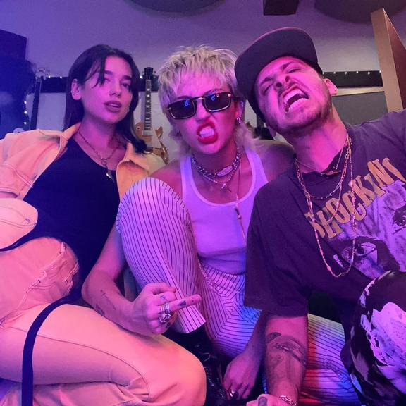 Dua Lipa compartilha cliques com Miley Cyrus em estúdio
