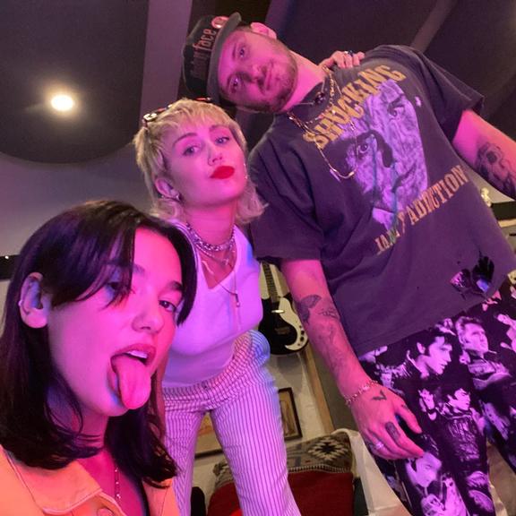 Dua Lipa compartilha cliques com Miley Cyrus em estúdio