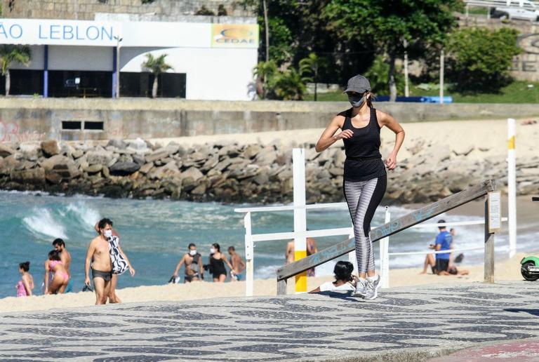 Patricia Poeta é flagrada se exercitando na orla do Rio