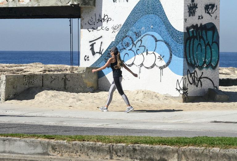 Patricia Poeta é flagrada se exercitando na orla do Rio