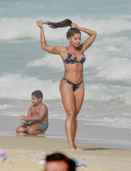 De biquíni, Aline Riscado eleva a temperatura ao ser flagrada em dia de praia