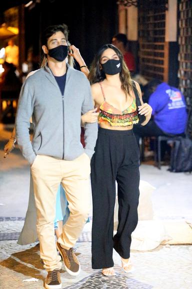 Isis Valverde é flagrada deixando restaurante na companhia do marido