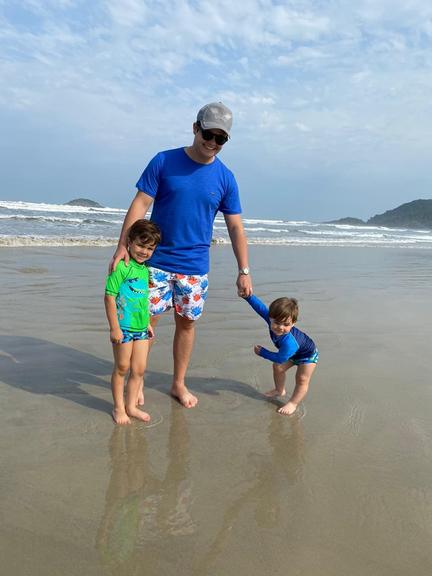 Matheus Aleixo curte litoral paulista com a família