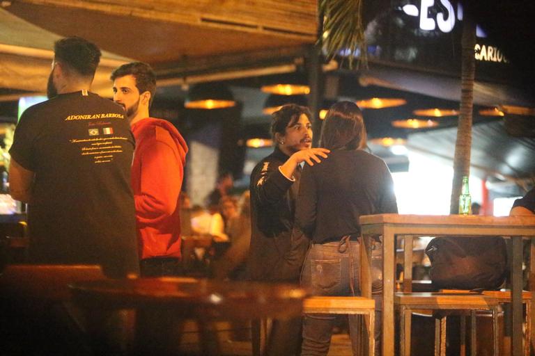 Sem máscara, Douglas Sampaio é flagrado com amigos em bar