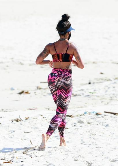 Aline Riscado treina na praia e exibe corpão sarado