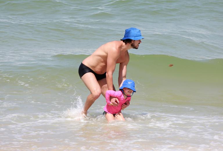 José Loreto curte dia de sol com a filha na praia