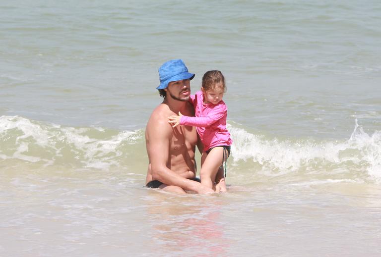 José Loreto curte dia de sol com a filha na praia
