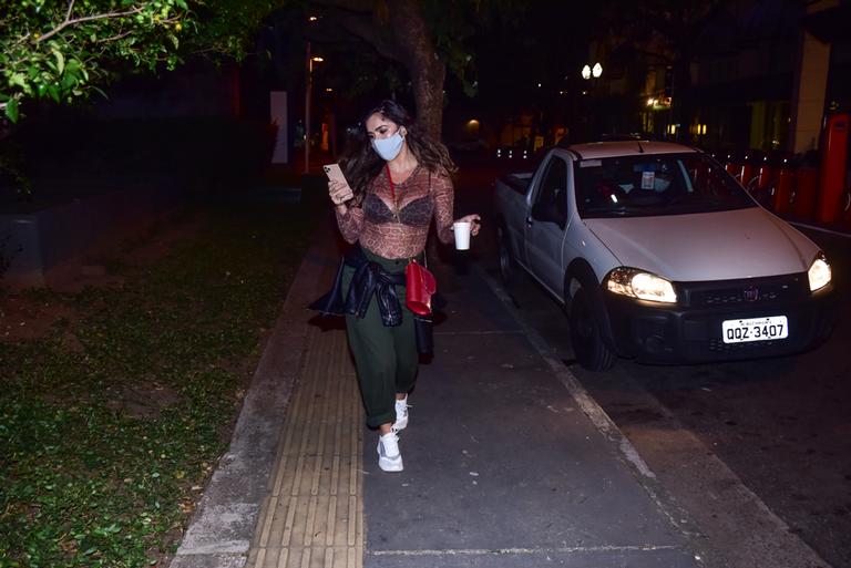 De máscara, ex-BBB Gizelly Bicalho é flagrada em São Paulo