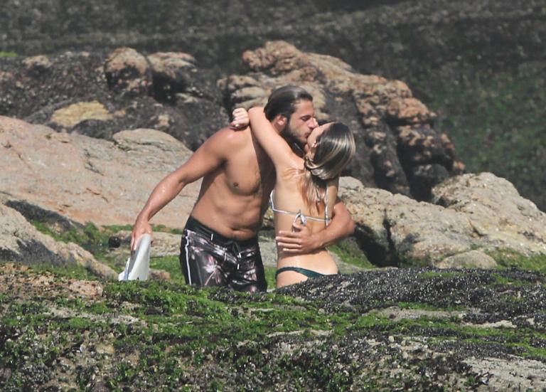 Na praia, Isabella Santoni exibe corpão ao trocar beijos com o namorado