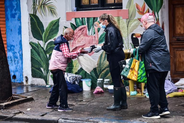 Adriane Galisteu distribui marmitas para moradores de rua