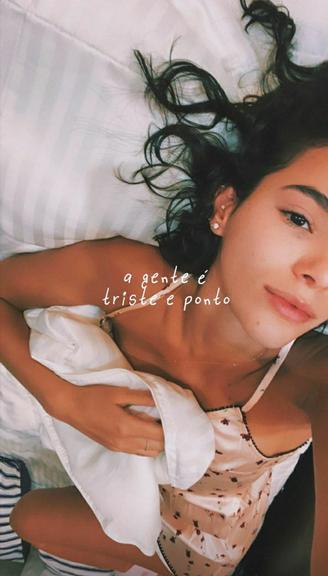 Bruna Marquezine compartilha selfies na cama e brinca: ''Carente e ponto''
