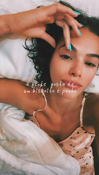 Bruna Marquezine compartilha selfies na cama e brinca: ''Carente e ponto''