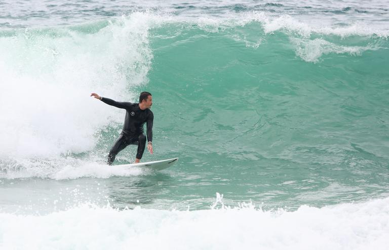 Paulo Vilhena mostra habilidade no surfe