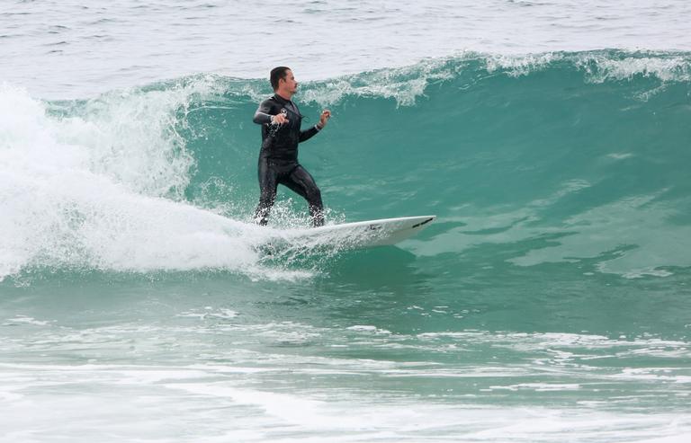 Paulo Vilhena mostra habilidade no surfe