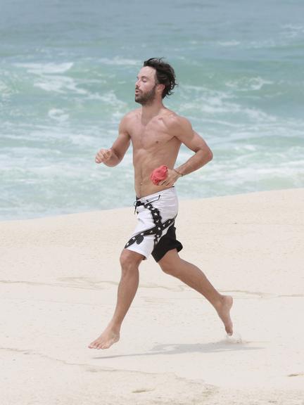 Kayky Brito é flagrando correndo na praia e exibe barriga sarada
