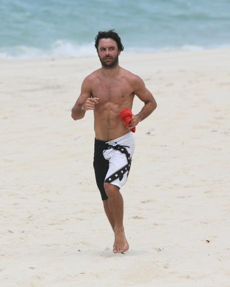Kayky Brito é flagrando correndo na praia e exibe barriga sarada