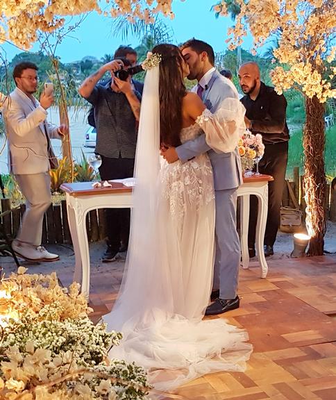 Carol Nakamura e Guilherme Leonel se casam em Búzios: ''Dia mais feliz da minha vida''