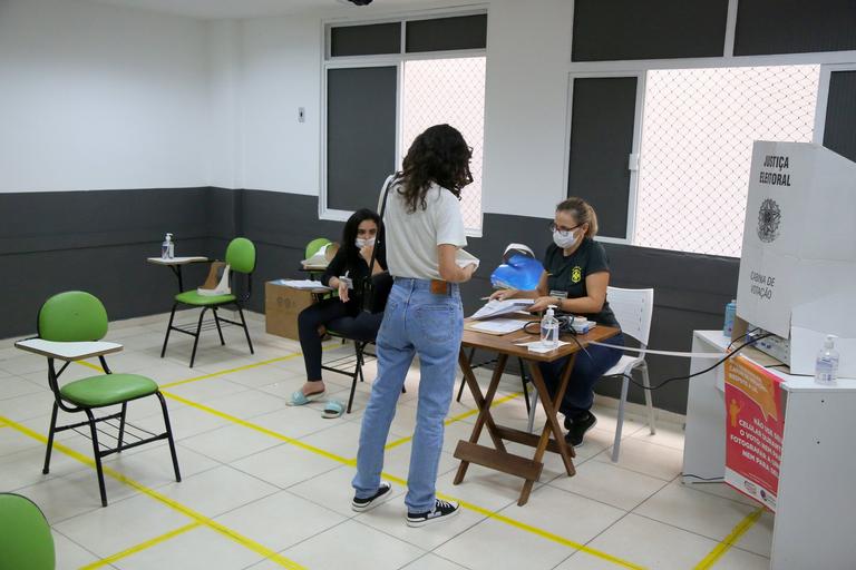 Bruna Marquezine vota com bolsa de grife de R$12 mil