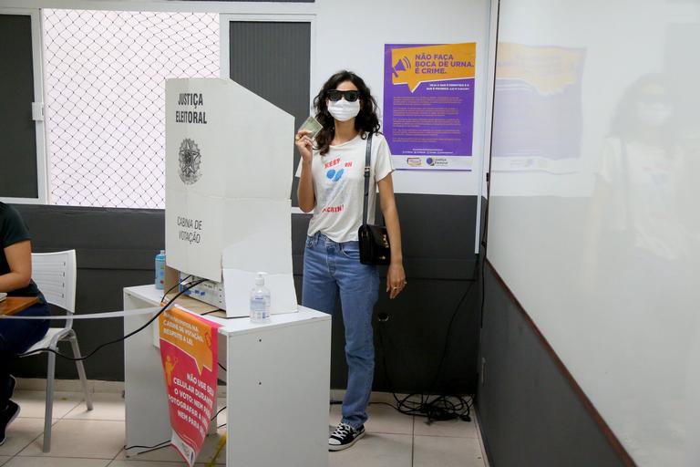 Bruna Marquezine vota com bolsa de grife de R$12 mil