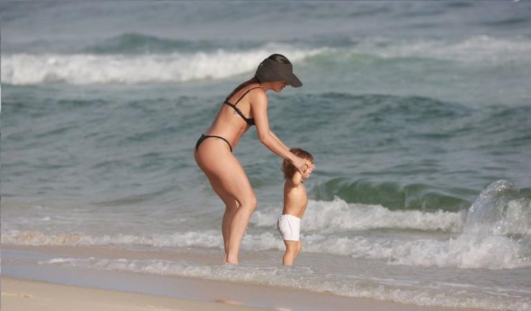 Isis Valverde curte dia de praia com o filho, Rael