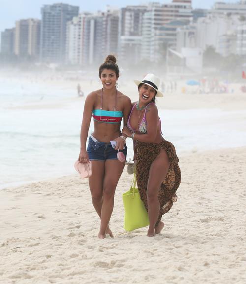 Hariany Almeida e Carol Peixinho na praia