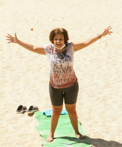 Claudia Rodrigues é flagrada se exercitando na praia