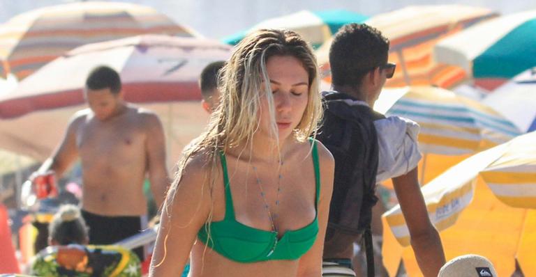 Carol Portaluppi, filha de Renato Gaúcha, exibe barriga chapada em dia de praia