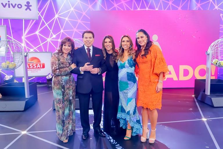 Silvio Santos ao lado das filhas Rebeca, Patricia e Silva e da esposa, Iris durante o encerramento do Teleton de 2018 