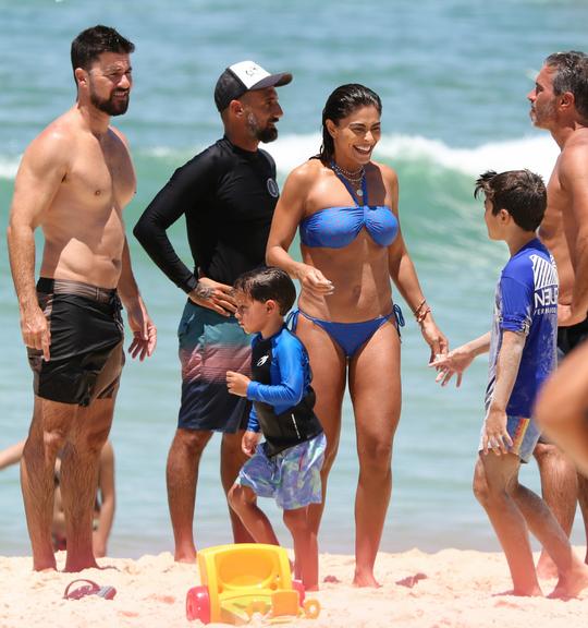 Juliana Paes impressiona ao ser flagrada de biquíni na praia