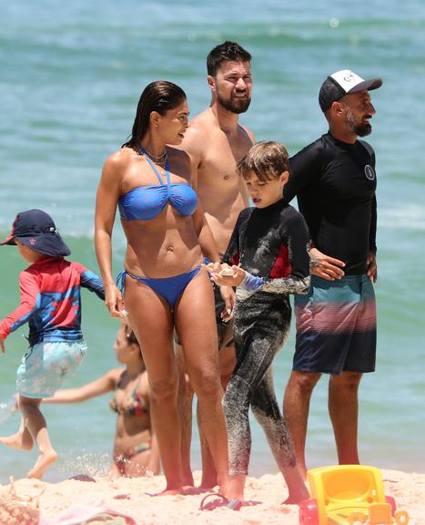 Juliana Paes impressiona ao ser flagrada de biquíni na praia
