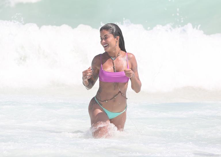 Aline Riscado exibe corpão sem retoques em praia do Rio