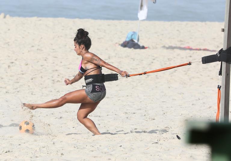 Aline Riscado é flagrada treinando na praia e corpo sarado rouba a cena