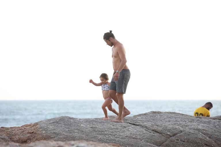José Loreto é flagrado brincando com a filha na praia