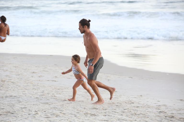 José Loreto é flagrado brincando com a filha na praia
