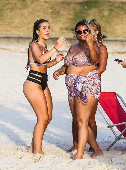 Mel Maia fecha a cara ao ser clicada curtindo praia no Rio