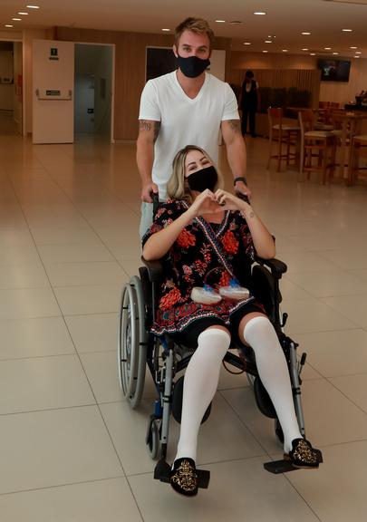Carol Narizinho é flagrada deixando hospital após cirurgia plástica