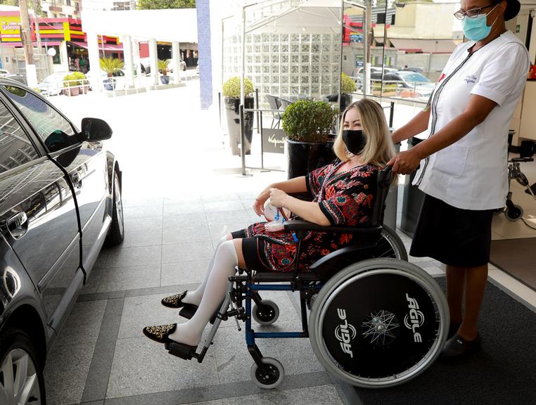 Carol Narizinho é flagrada deixando hospital após cirurgia plástica