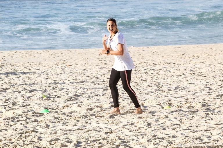 Fernanda Gentil é flagrada treinando na praia da Barra