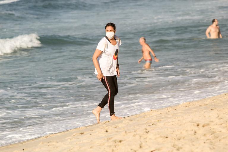 Fernanda Gentil é flagrada treinando na praia da Barra