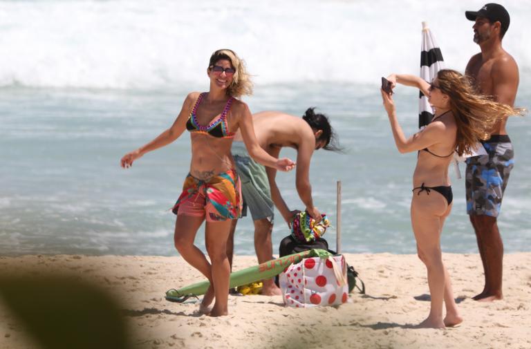 Carol Castro e Bruno Cabrerizo são flagrados em clima de romance na praia