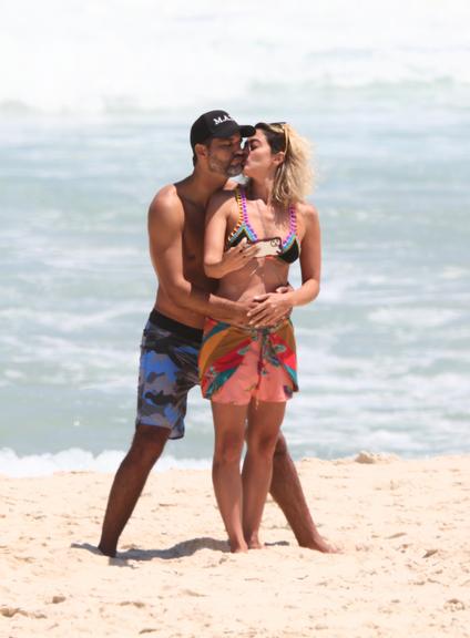 Carol Castro e Bruno Cabrerizo são flagrados em clima de romance na praia