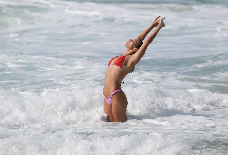 Isabella Santoni impressiona ao exibir corpo sarado em dia de praia