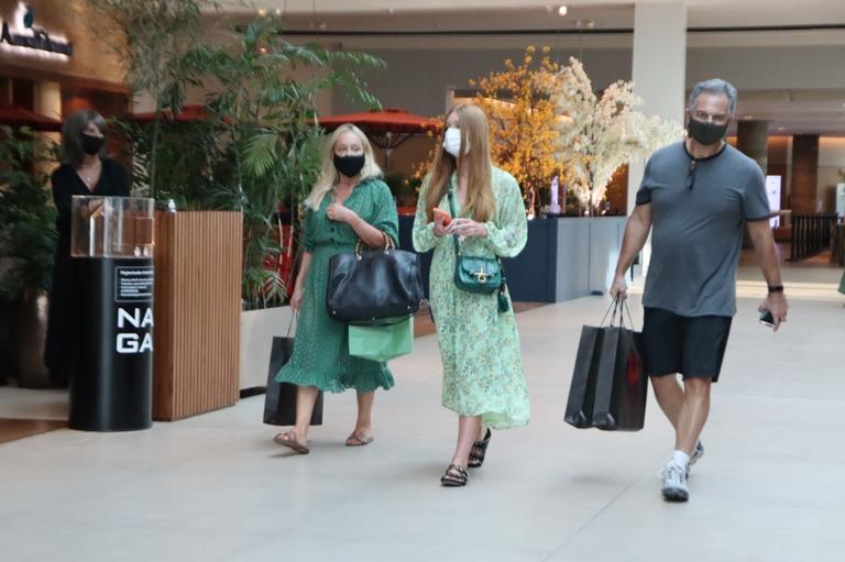 Marina Ruy Barbosa em shopping com os pais