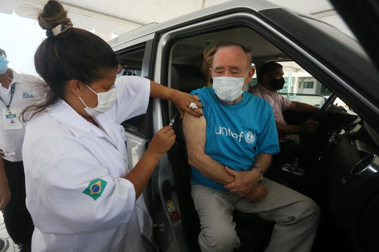 Renato Aragão recebe vacina contra a Covid-19